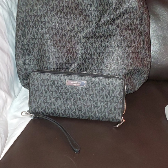 Michael Kors Hobo bag w/ matching wallet - Picture 2 of 7